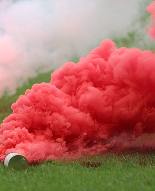 Pyrotechnik brennt auf dem Rasen ab.