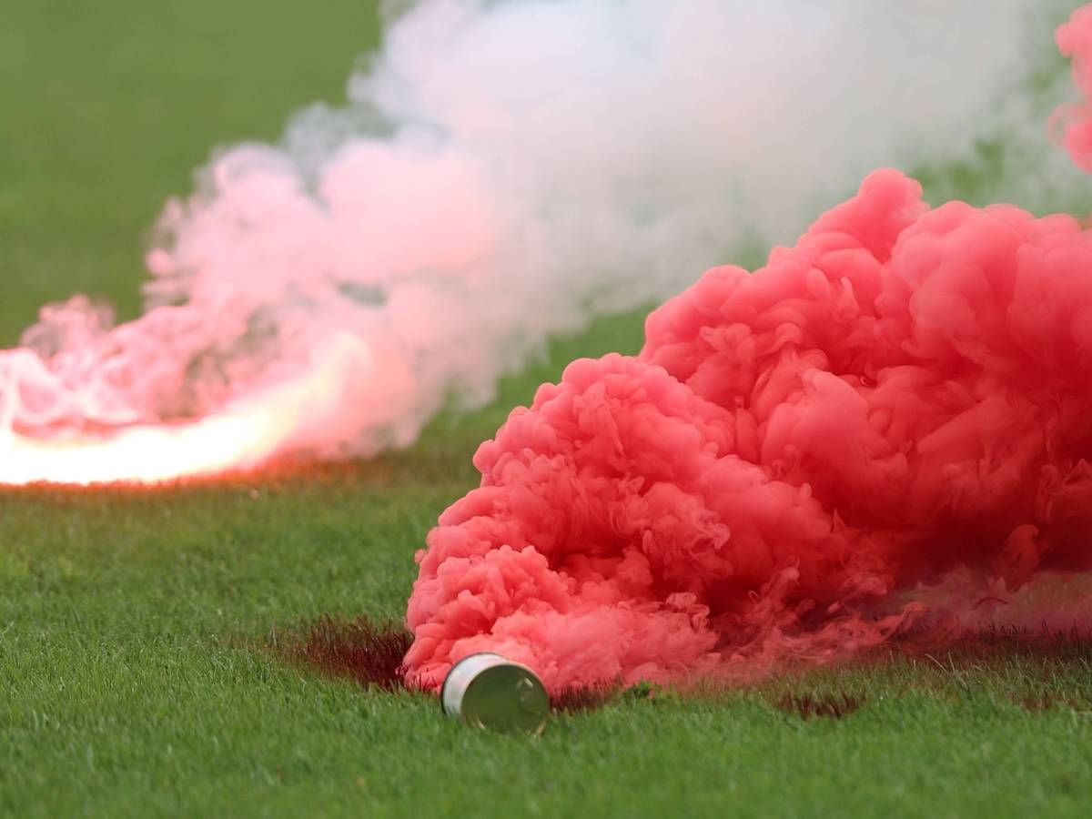 Pyrotechnik brennt auf dem Rasen ab.