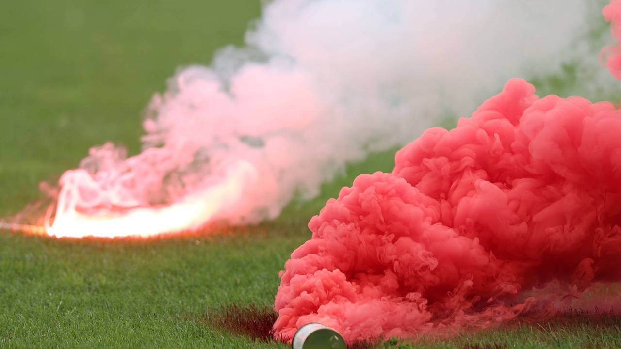 Pyrotechnik brennt auf dem Rasen ab.