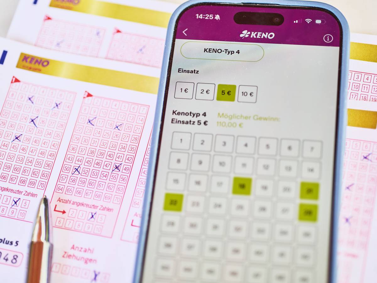 KENO ist ein tägliches Zahlenlotto, bei dem 20 Gewinnzahlen gezogen werden. Die Spieler bestimmen selbst, wie viele Zahlen (zwischen 2 und 10 aus 70) sie ankreuzen und wie hoch ihr Einsatz ist (1, 2, 5 oder 10 Euro pro Tipp).