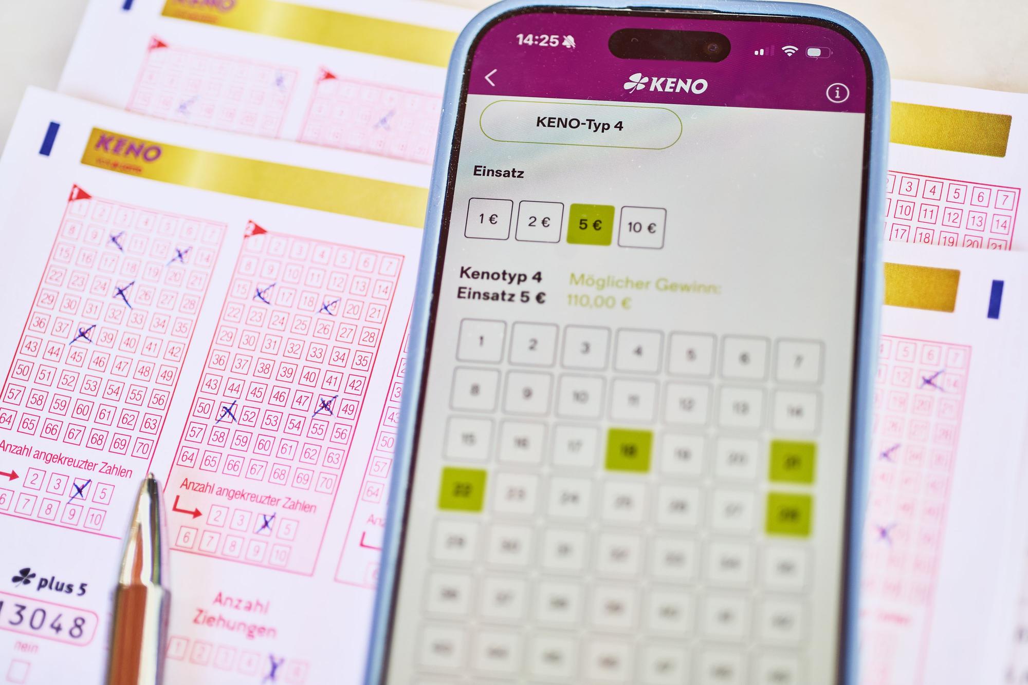 KENO ist ein tägliches Zahlenlotto, bei dem 20 Gewinnzahlen gezogen werden. Die Spieler bestimmen selbst, wie viele Zahlen (zwischen 2 und 10 aus 70) sie ankreuzen und wie hoch ihr Einsatz ist (1, 2, 5 oder 10 Euro pro Tipp).