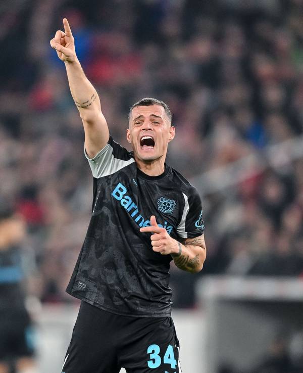 Granit Xhaka gestikuliert auf dem Platz.