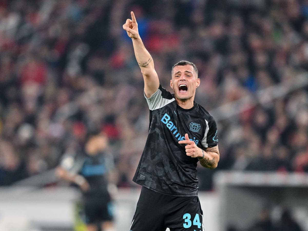 Granit Xhaka gestikuliert.