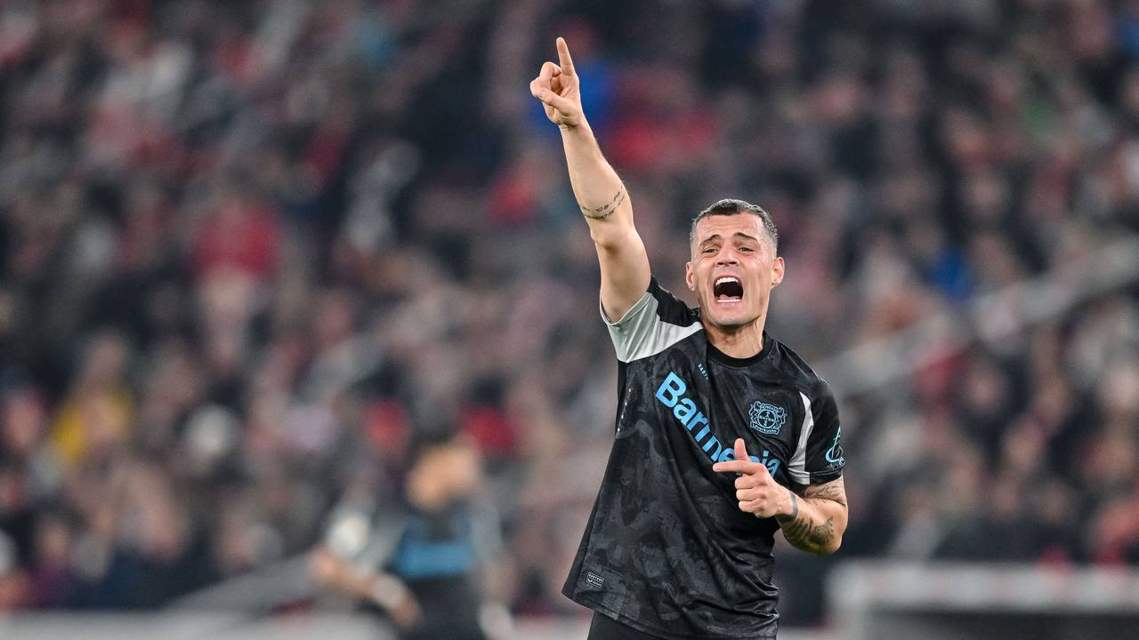 Granit Xhaka gestikuliert auf dem Platz.