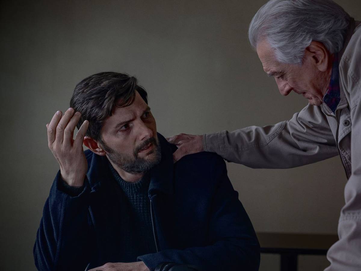 Als Toms (Adam Scott, links) Sohn verschwindet verbündet er sich widerwillig mit seinem Vater (Robert De Niro), zu dem er zuvor jeglichen Kontakt abgebrochen hatte. Toms Vater ermittelte damals im Fall. (Bild: Netflix / David Lee)