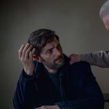 Als Toms (Adam Scott, links) Sohn verschwindet verbündet er sich widerwillig mit seinem Vater (Robert De Niro), zu dem er zuvor jeglichen Kontakt abgebrochen hatte. Toms Vater ermittelte damals im Fall. (Bild: Netflix / David Lee)