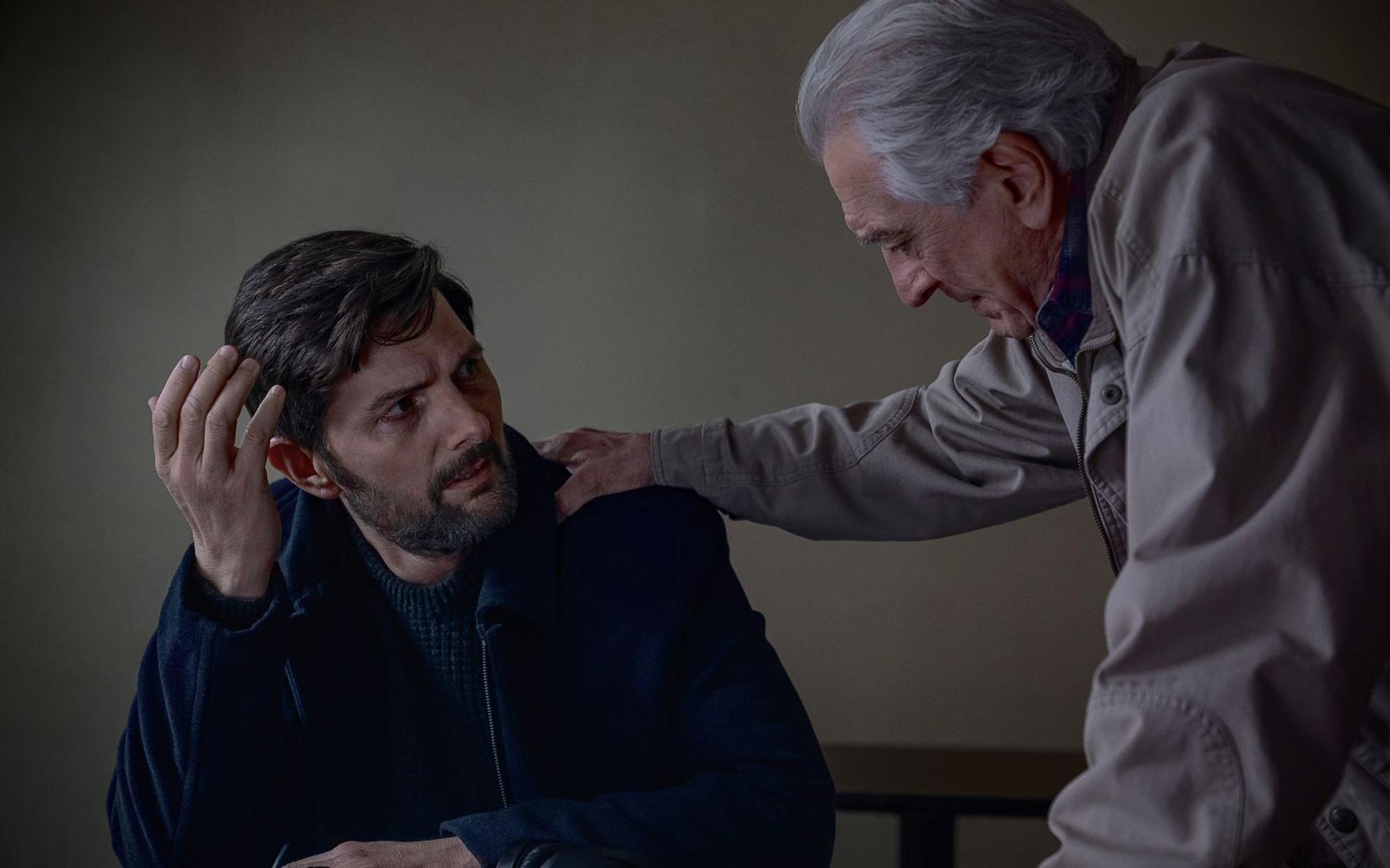 Als Toms (Adam Scott, links) Sohn verschwindet verbündet er sich widerwillig mit seinem Vater (Robert De Niro), zu dem er zuvor jeglichen Kontakt abgebrochen hatte. Toms Vater ermittelte damals im Fall. (Bild: Netflix / David Lee)