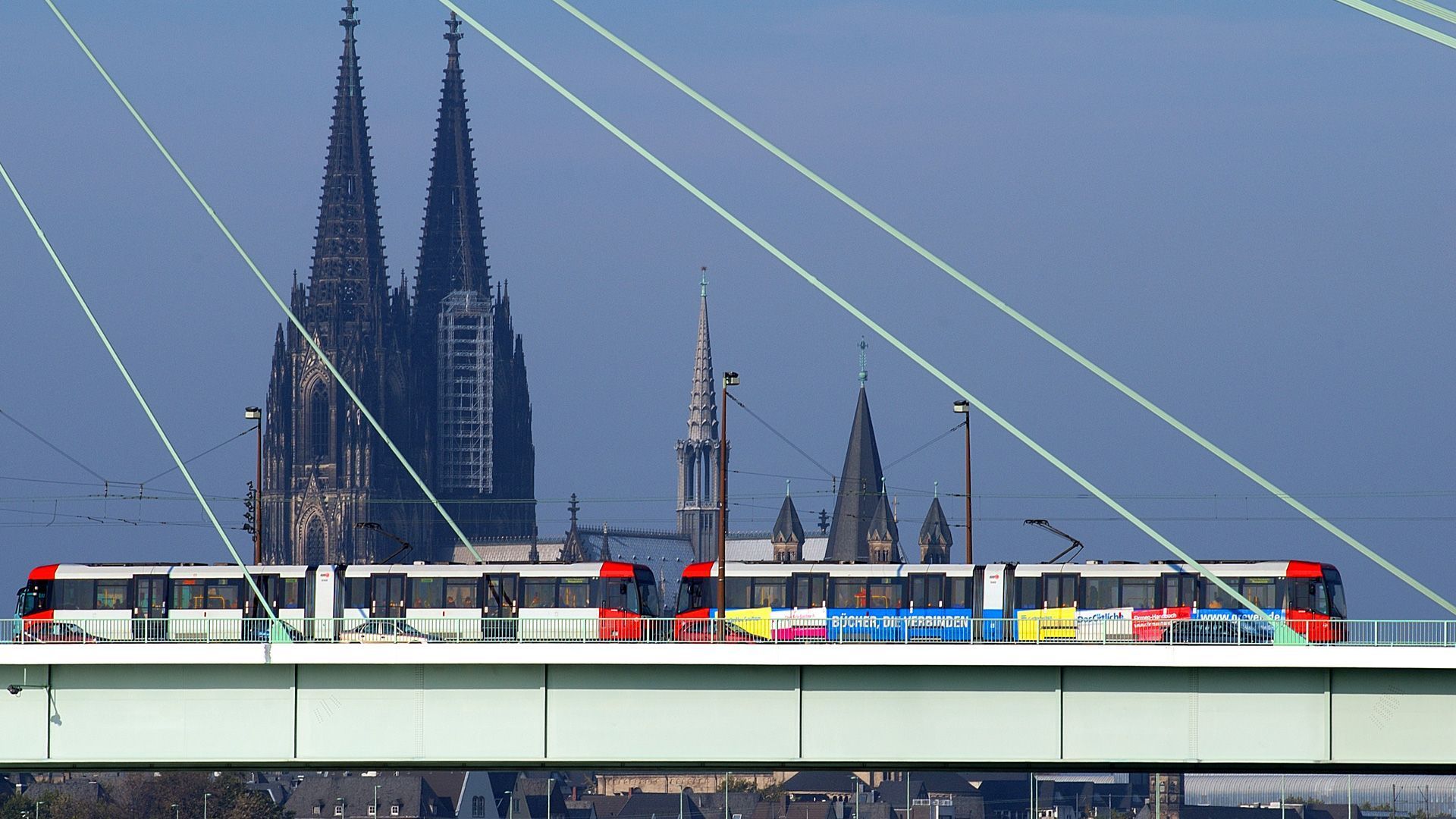 Die Severinsbrücke vor dem Kölner Dom (Archivfoto).