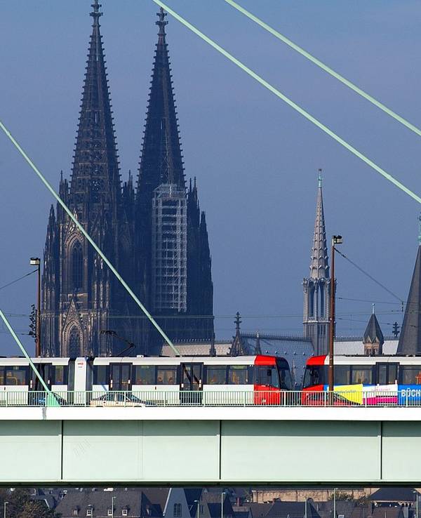 Die Severinsbrücke vor dem Kölner Dom (Archivfoto).