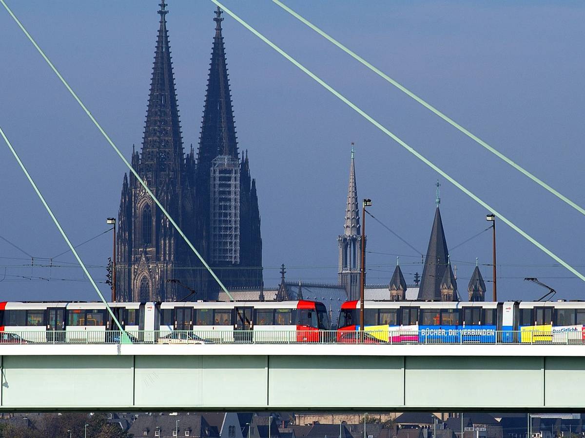 Die Severinsbrücke vor dem Kölner Dom (Archivfoto).