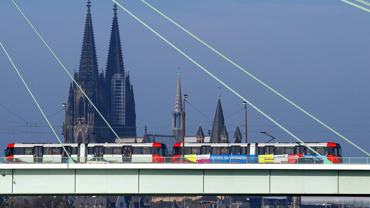 Die Severinsbrücke vor dem Kölner Dom (Archivfoto).