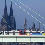 Die Severinsbrücke vor dem Kölner Dom (Archivfoto).