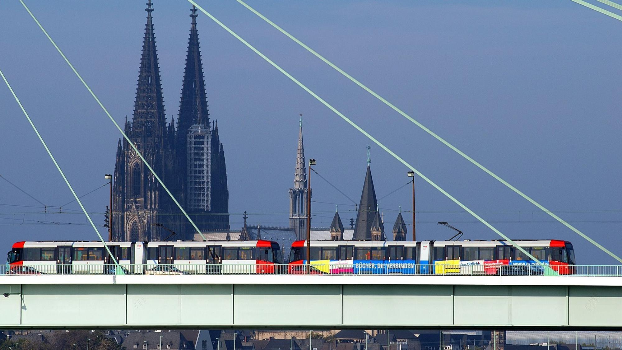 Die Severinsbrücke vor dem Kölner Dom (Archivfoto).