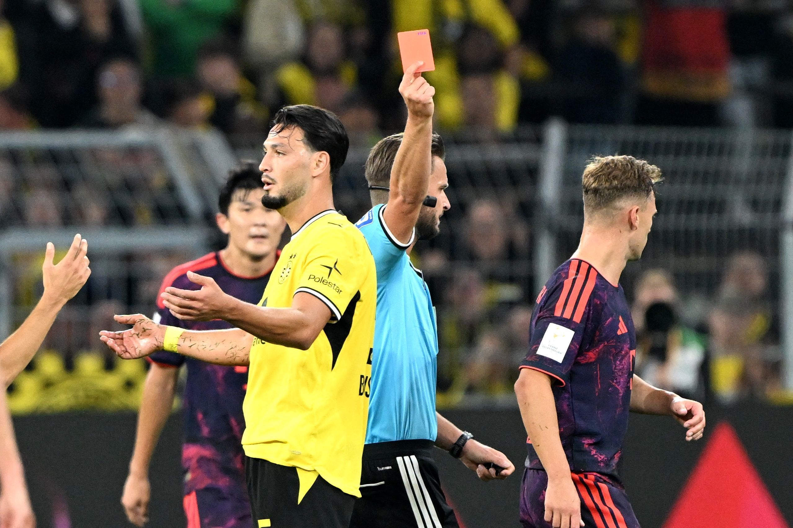 Der Schiedsrichter zeigt Ramy Bensebaini die Rote Karte.