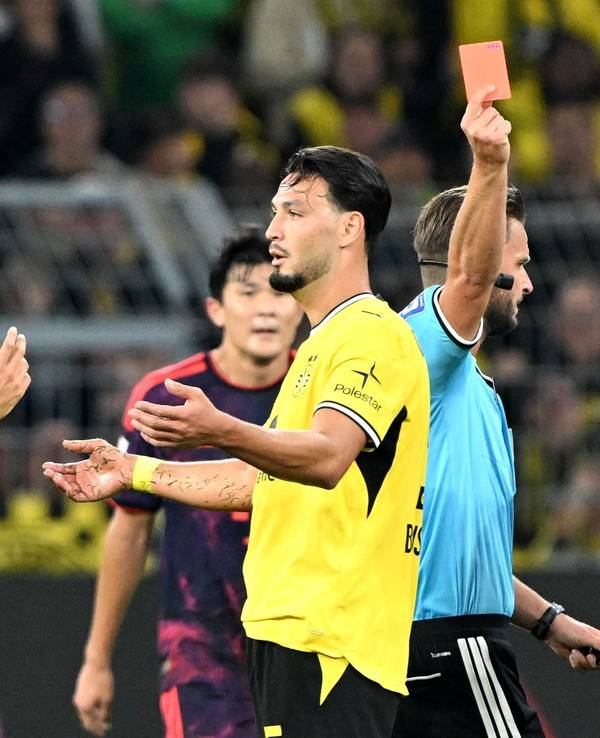Der Schiedsrichter zeigt Ramy Bensebaini die Rote Karte.