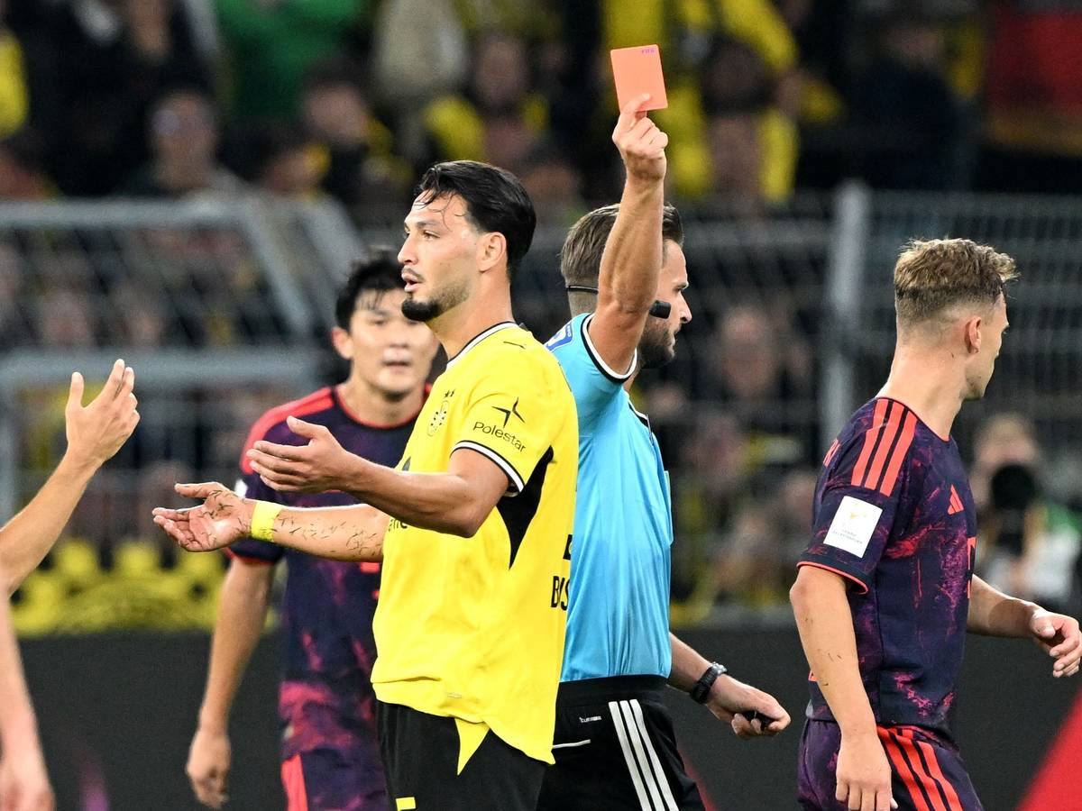 Der Schiedsrichter zeigt Ramy Bensebaini die Rote Karte.
