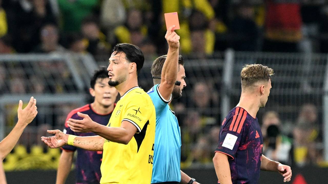 Der Schiedsrichter zeigt Ramy Bensebaini die Rote Karte.