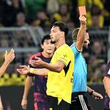 Der Schiedsrichter zeigt Ramy Bensebaini die Rote Karte.