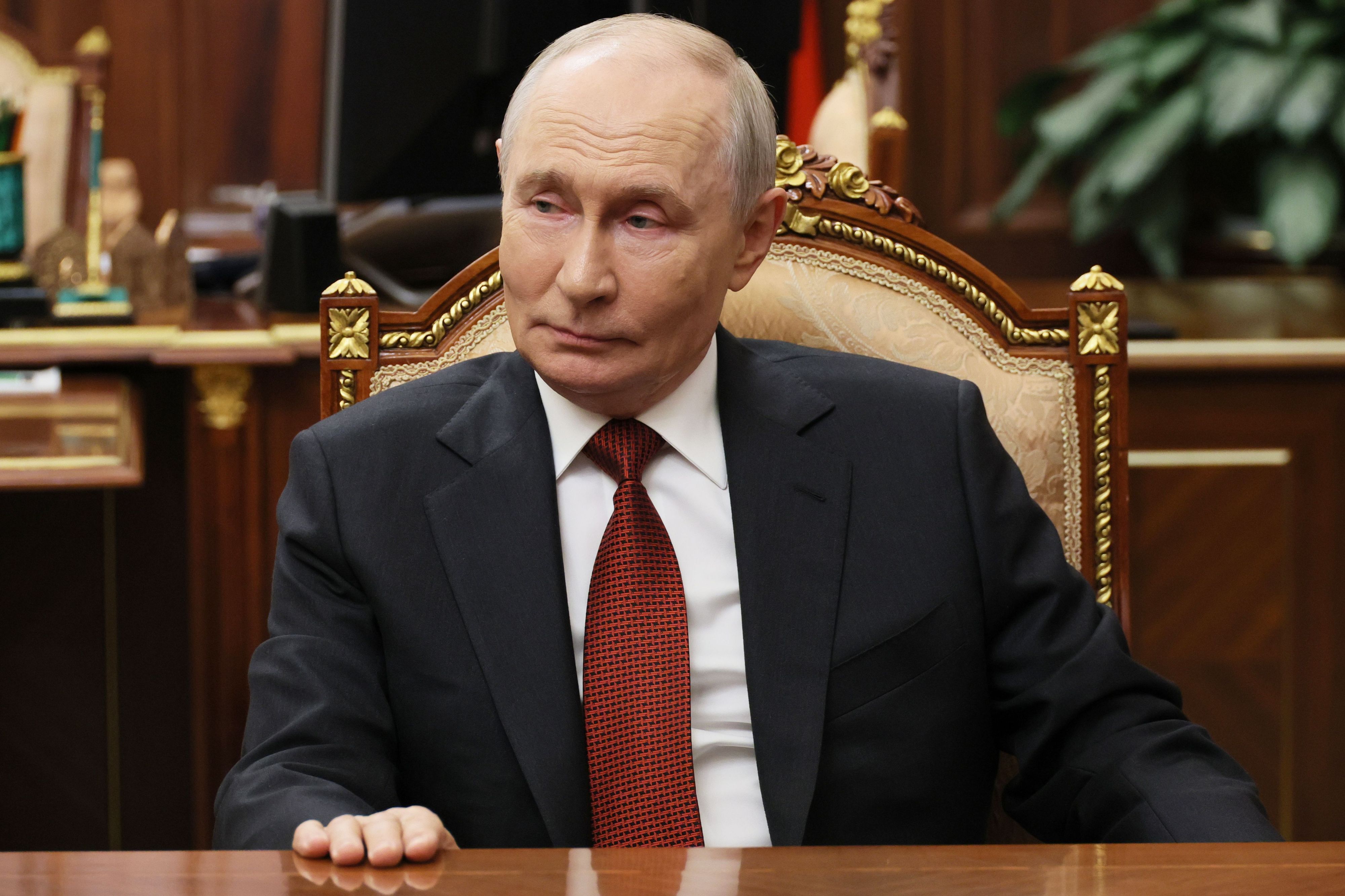 Der russische Präsident Wladimir Putin spricht während seines Interviews mit dem russischen Journalisten Zarubin im Kreml.