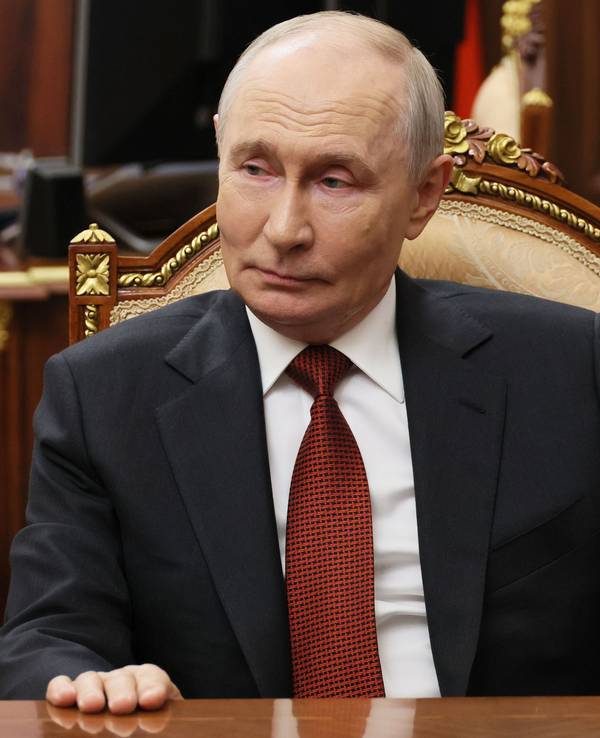 Der russische Präsident Wladimir Putin spricht während seines Interviews mit dem russischen Journalisten Zarubin im Kreml.