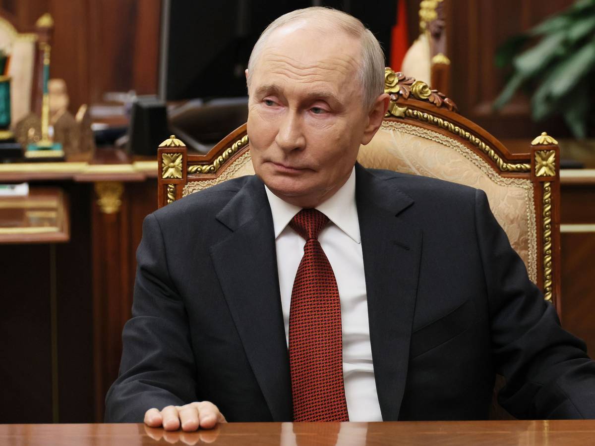 Der russische Präsident Wladimir Putin spricht während seines Interviews mit dem russischen Journalisten Zarubin im Kreml.
