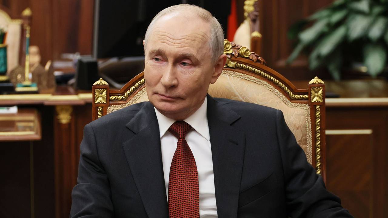 Der russische Präsident Wladimir Putin spricht während seines Interviews mit dem russischen Journalisten Zarubin im Kreml.