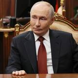 Der russische Präsident Wladimir Putin spricht während seines Interviews mit dem russischen Journalisten Zarubin im Kreml.