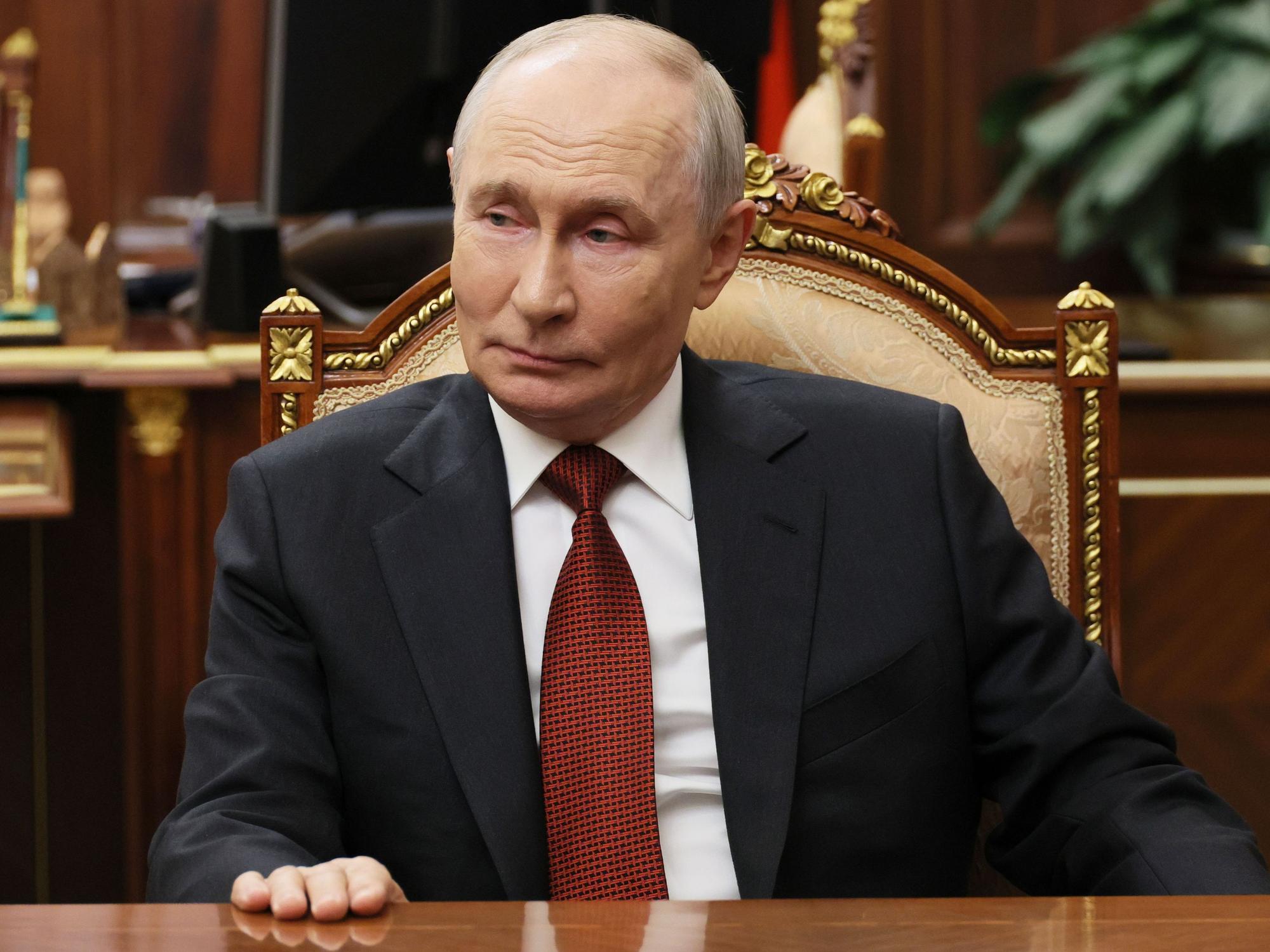 Der russische Präsident Wladimir Putin spricht während seines Interviews mit dem russischen Journalisten Zarubin im Kreml.