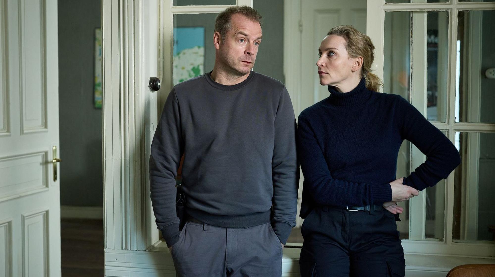 Im 31. Fall kommt ein Mann bei einem Einbruch in seine Villa zu Tode. Hauke (Hinnerk Schönemann) und Hannah (Jana Klinge) nehmen seine Witwe ins Visier. Diese hat mehr als nur ein Geheimnis, wie sich schnell herausstellt. (Bild: NDR/ARD/Sandra Hoever)