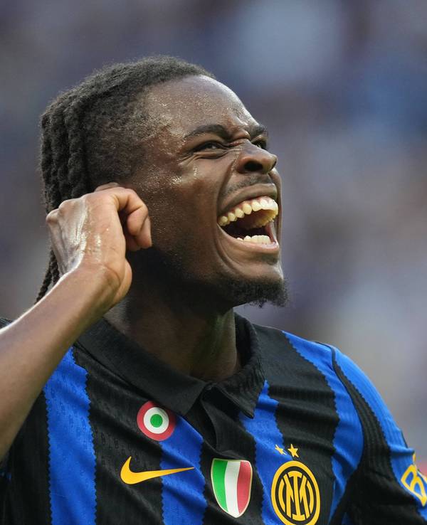 Yann Bisseck bejubelt ein Tor.