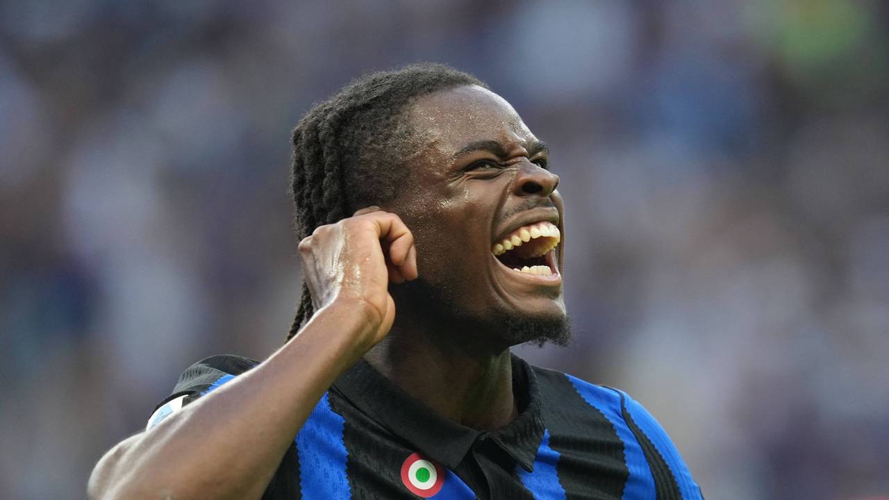 Yann Bisseck bejubelt ein Tor.