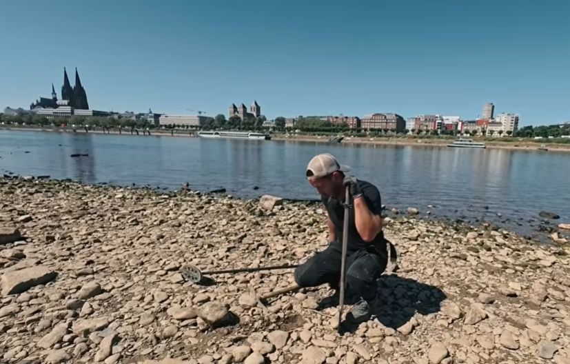 Schatzsucher Carsten Konze im ausgetrockneten Flussbett des Rheins in Köln.