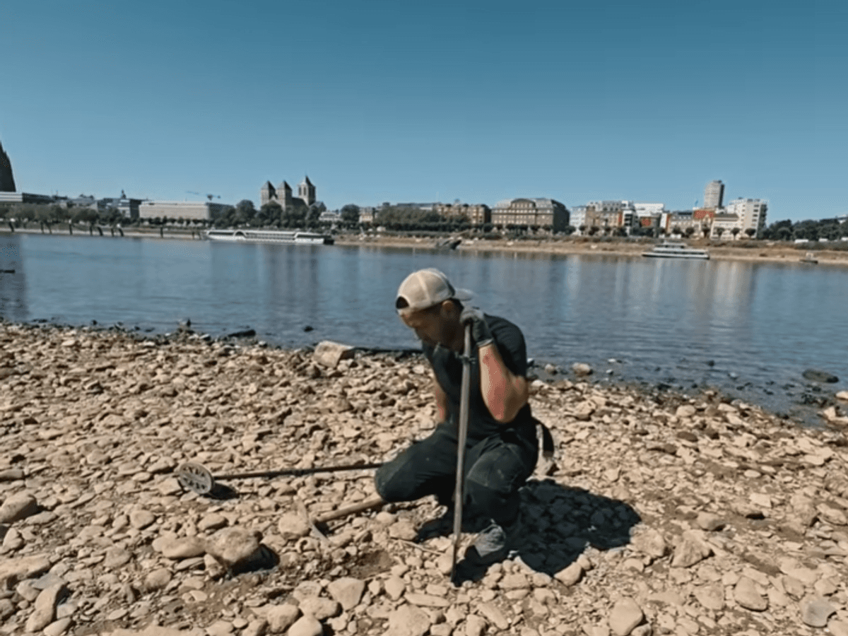Schatzsucher Carsten Konze im ausgetrockneten Flussbett des Rheins in Köln.