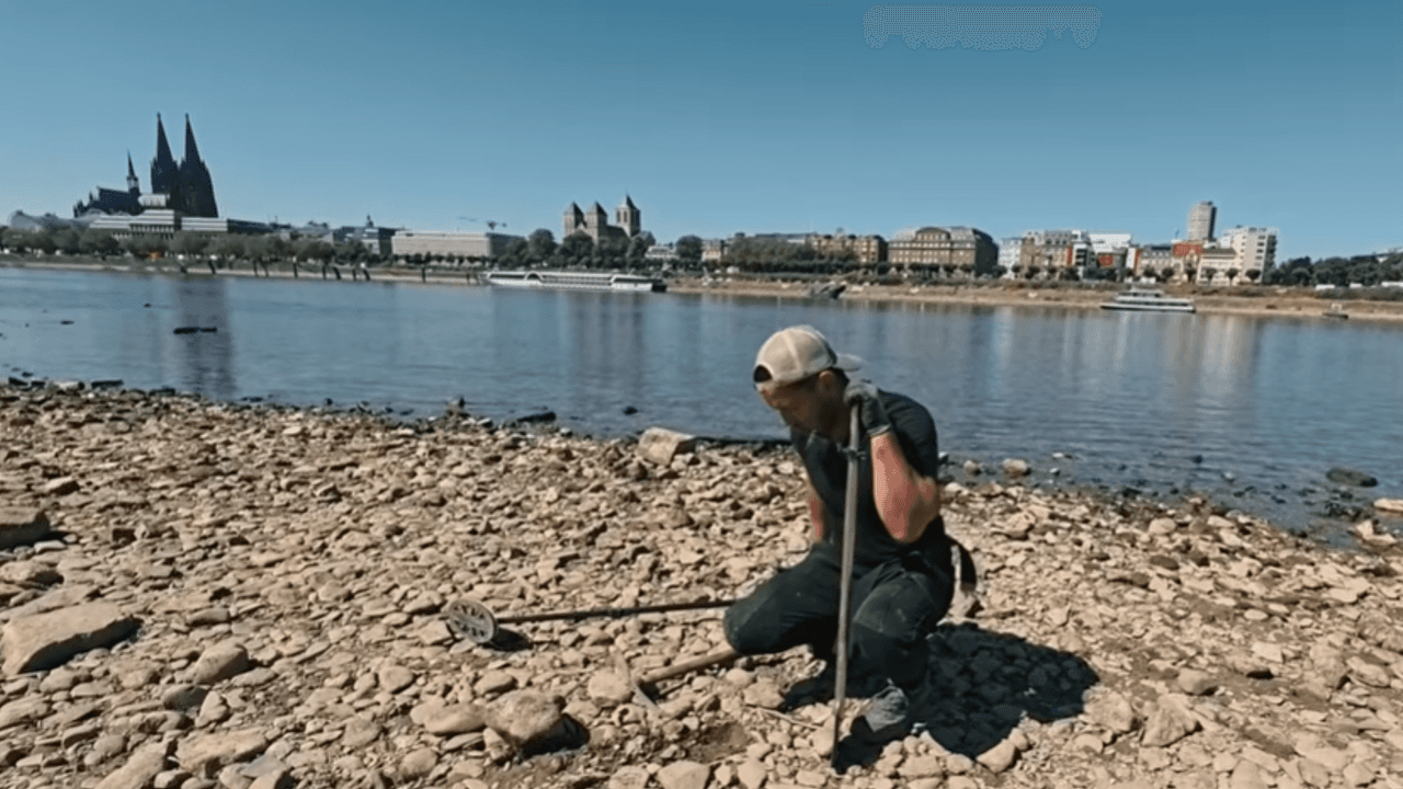 Schatzsucher Carsten Konze im ausgetrockneten Flussbett des Rheins in Köln.