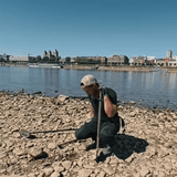 Schatzsucher Carsten Konze im ausgetrockneten Flussbett des Rheins in Köln.