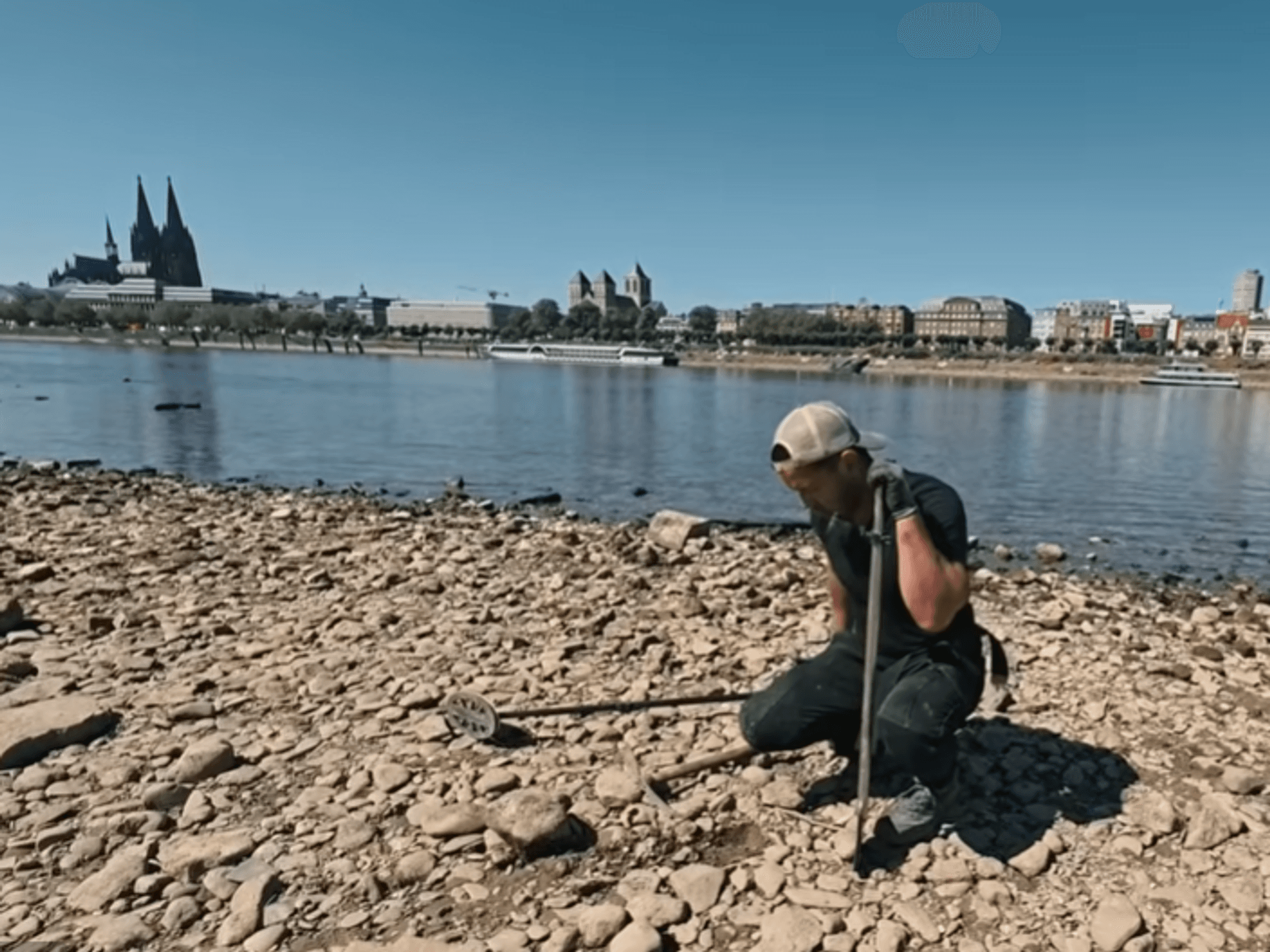 Schatzsucher Carsten Konze im ausgetrockneten Flussbett des Rheins in Köln.