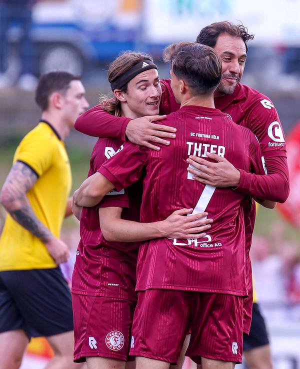 Torjubel bei Fortuna Köln rund um Hamadi Al Ghaddioui.