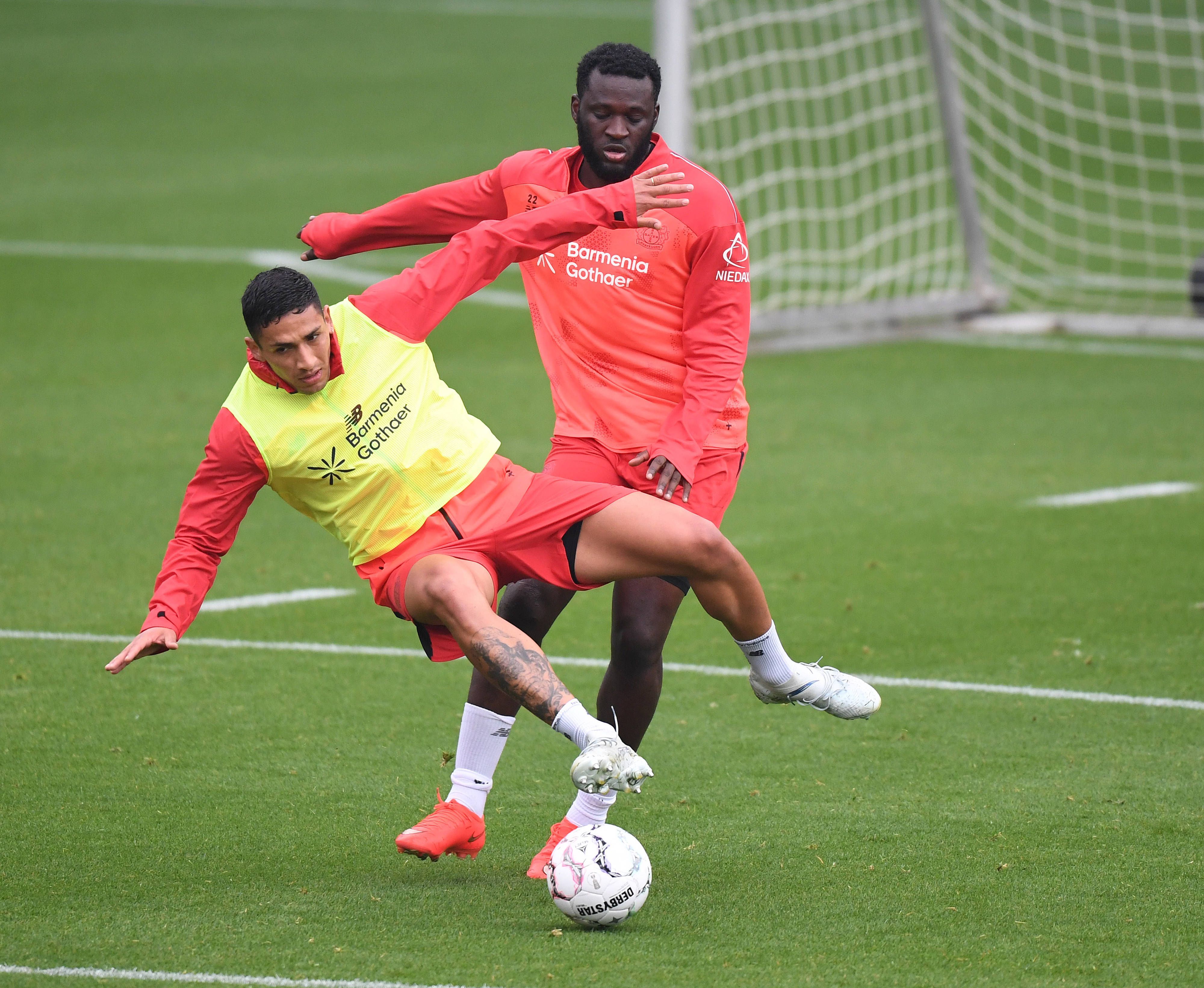 Equi Fernandez und Victor Boniface im Trainingsduell.