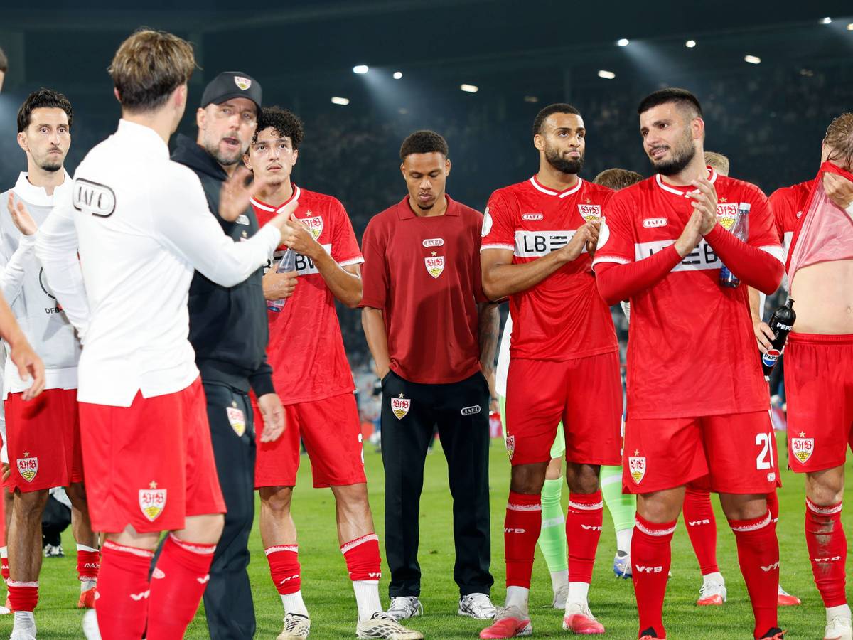 Die Stuttgart-Spieler feiern vor der Kurve, in der Mitte steht Nikolas Nartey mit gesenktem Kopf.