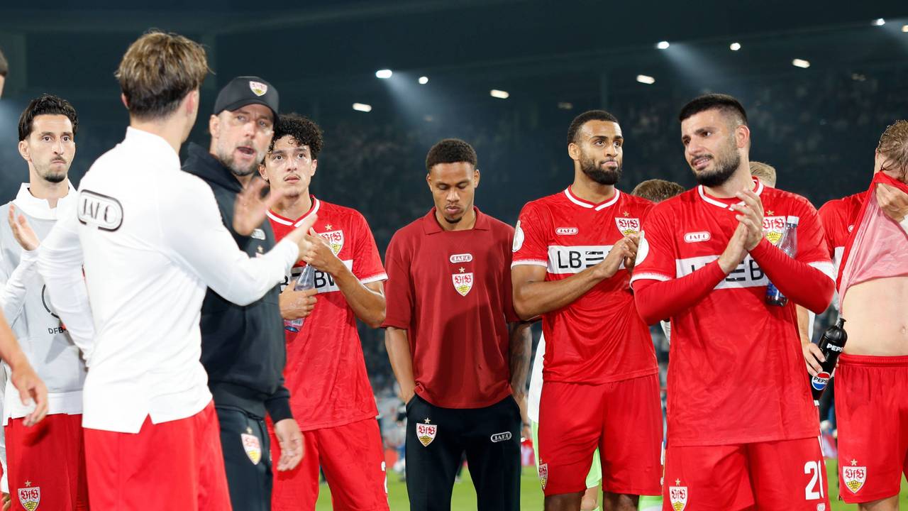 Die Stuttgart-Spieler feiern vor der Kurve, in der Mitte steht Nikolas Nartey mit gesenktem Kopf.