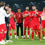 Die Stuttgart-Spieler feiern vor der Kurve, in der Mitte steht Nikolas Nartey mit gesenktem Kopf.