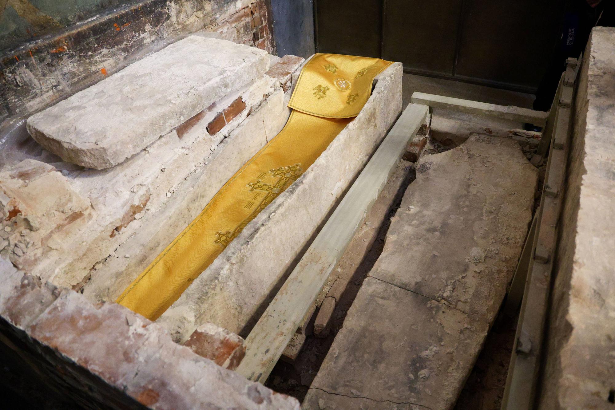 Die Reliquien des Großfürsten Dmitri Donskoi in der Erzengelkathedrale in Moskau