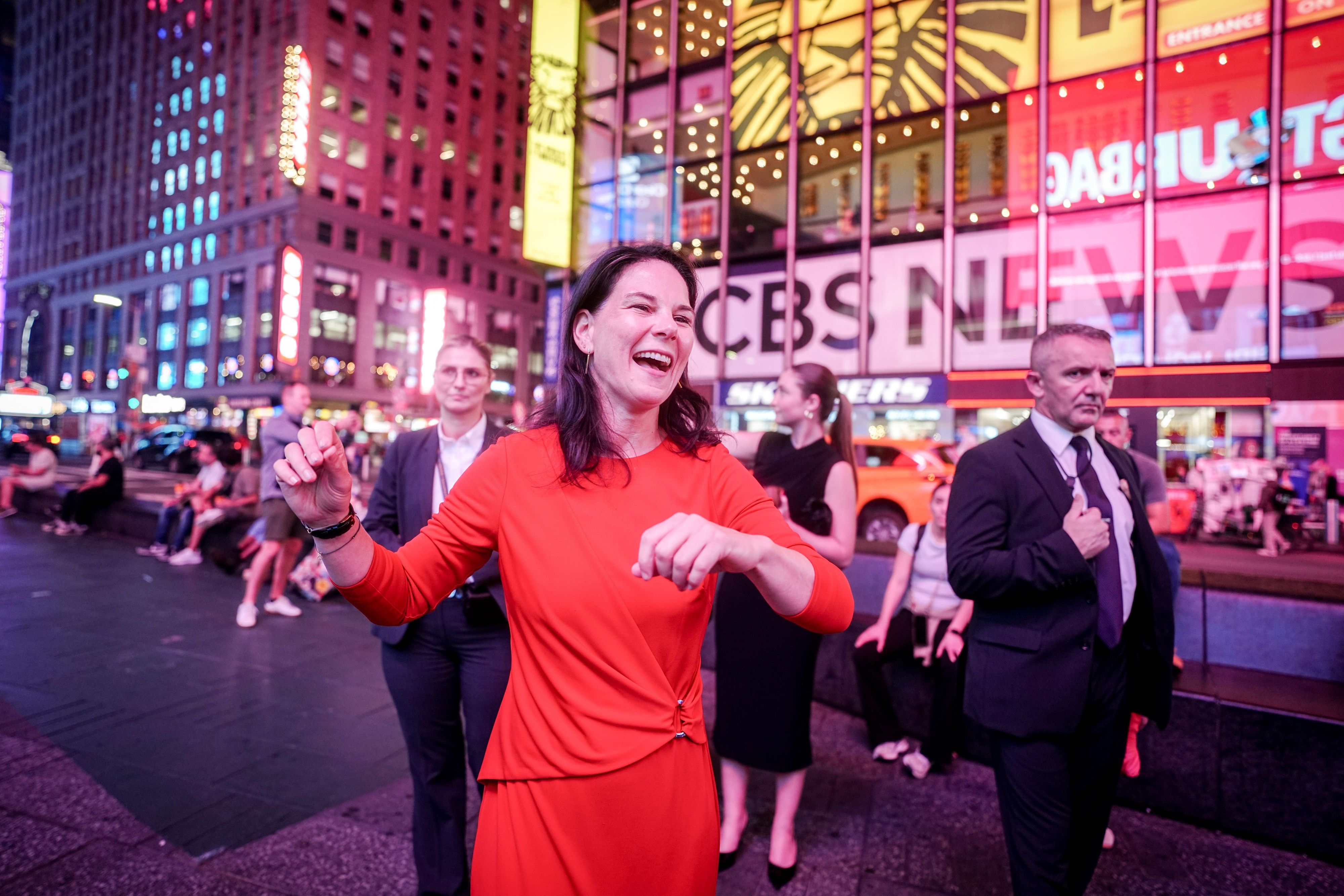 Annalena Baerbock, Präsidentin der Generalversammlung der Vereinten Nationen, steht gestikulierend auf dem Times Square (Archivbild).