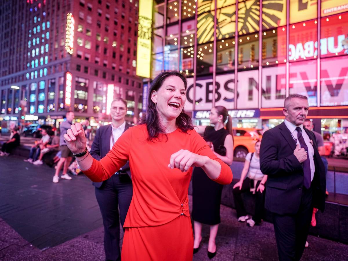 Annalena Baerbock, Präsidentin der Generalversammlung der Vereinten Nationen, steht gestikulierend auf dem Times Square (Archivbild).