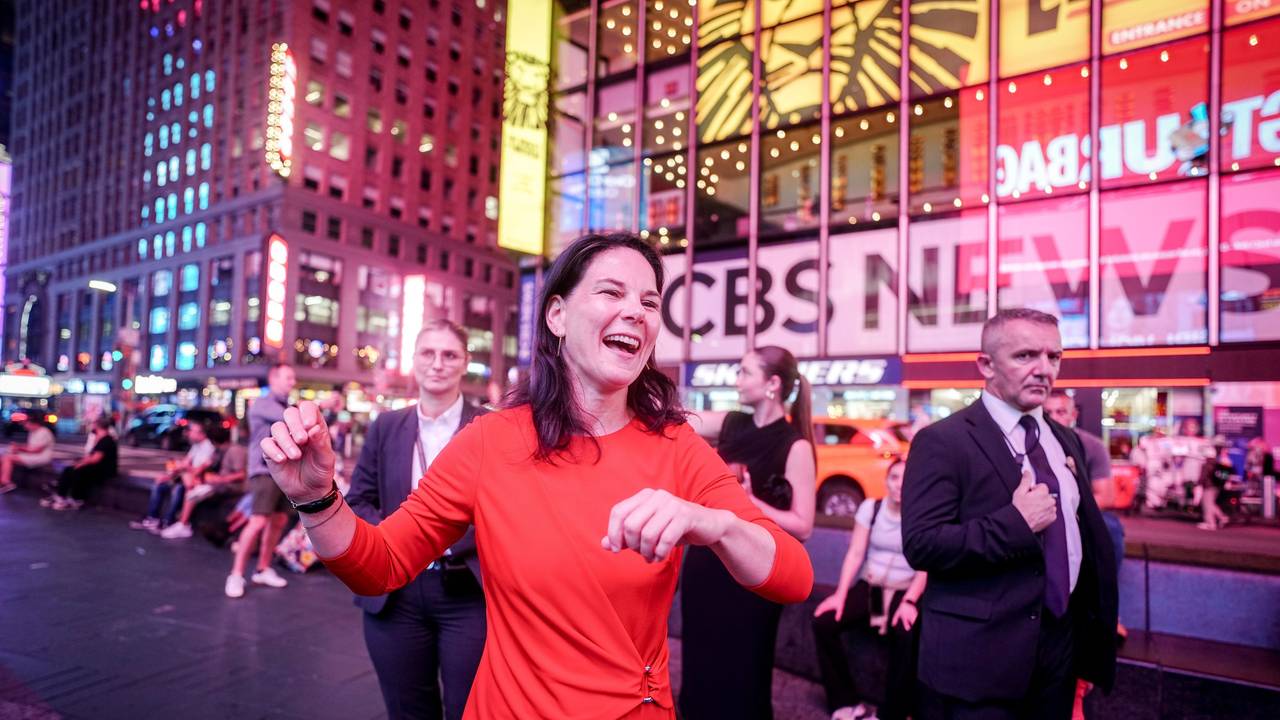 Annalena Baerbock, Präsidentin der Generalversammlung der Vereinten Nationen, steht gestikulierend auf dem Times Square (Archivbild).