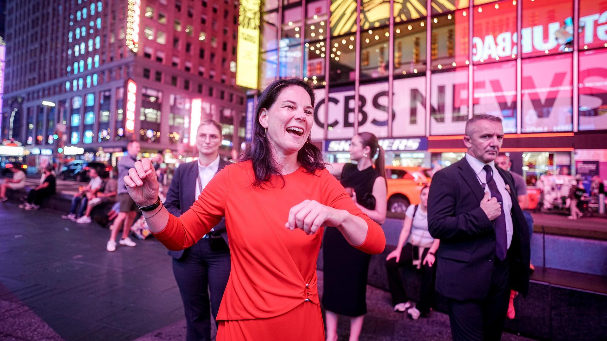 Annalena Baerbock, Präsidentin der Generalversammlung der Vereinten Nationen, steht gestikulierend auf dem Times Square (Archivbild).