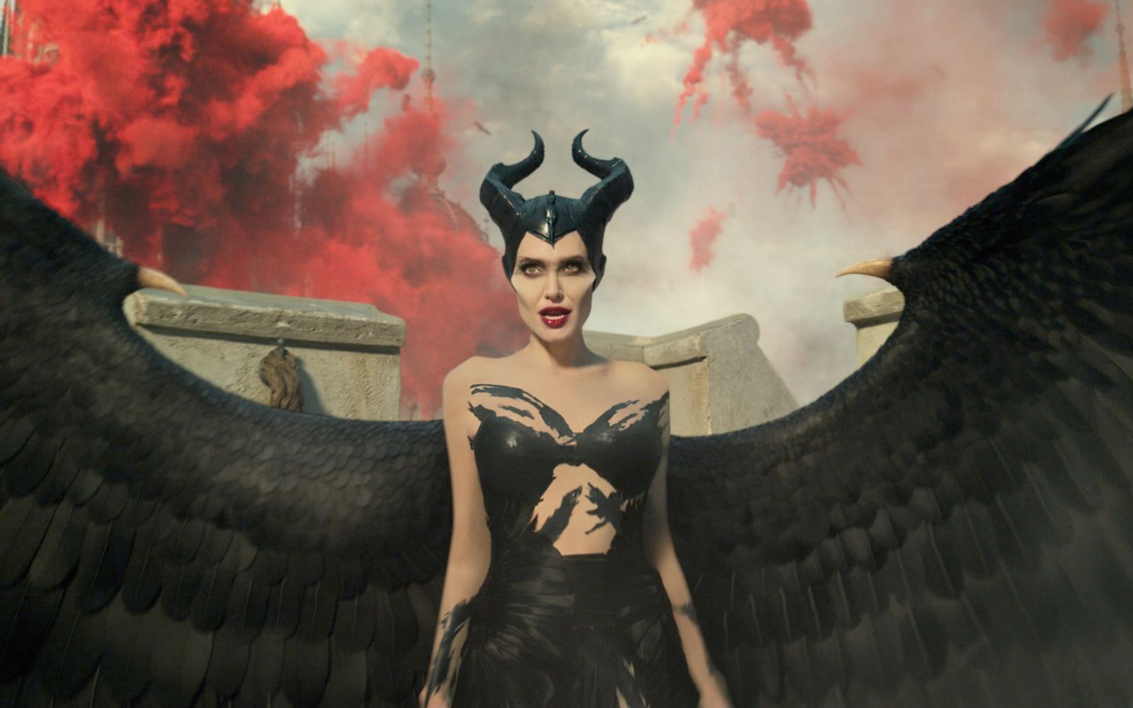 Maleficent (Angelina Jolie) schreitet zur Tat, um den Untergang der Feen zu verhindern. (Bild: 2019 Disney Enterprises Inc.)