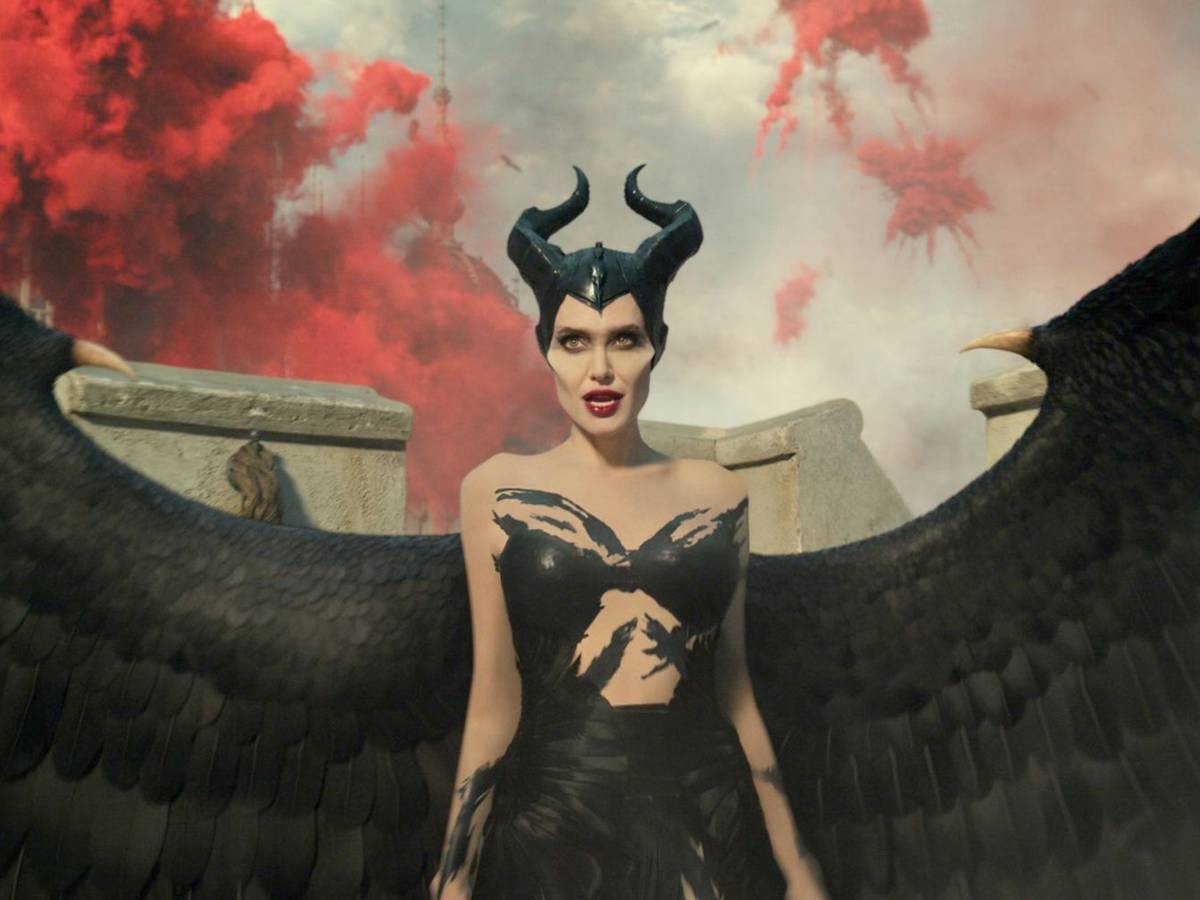 Maleficent (Angelina Jolie) schreitet zur Tat, um den Untergang der Feen zu verhindern. (Bild: 2019 Disney Enterprises Inc.)