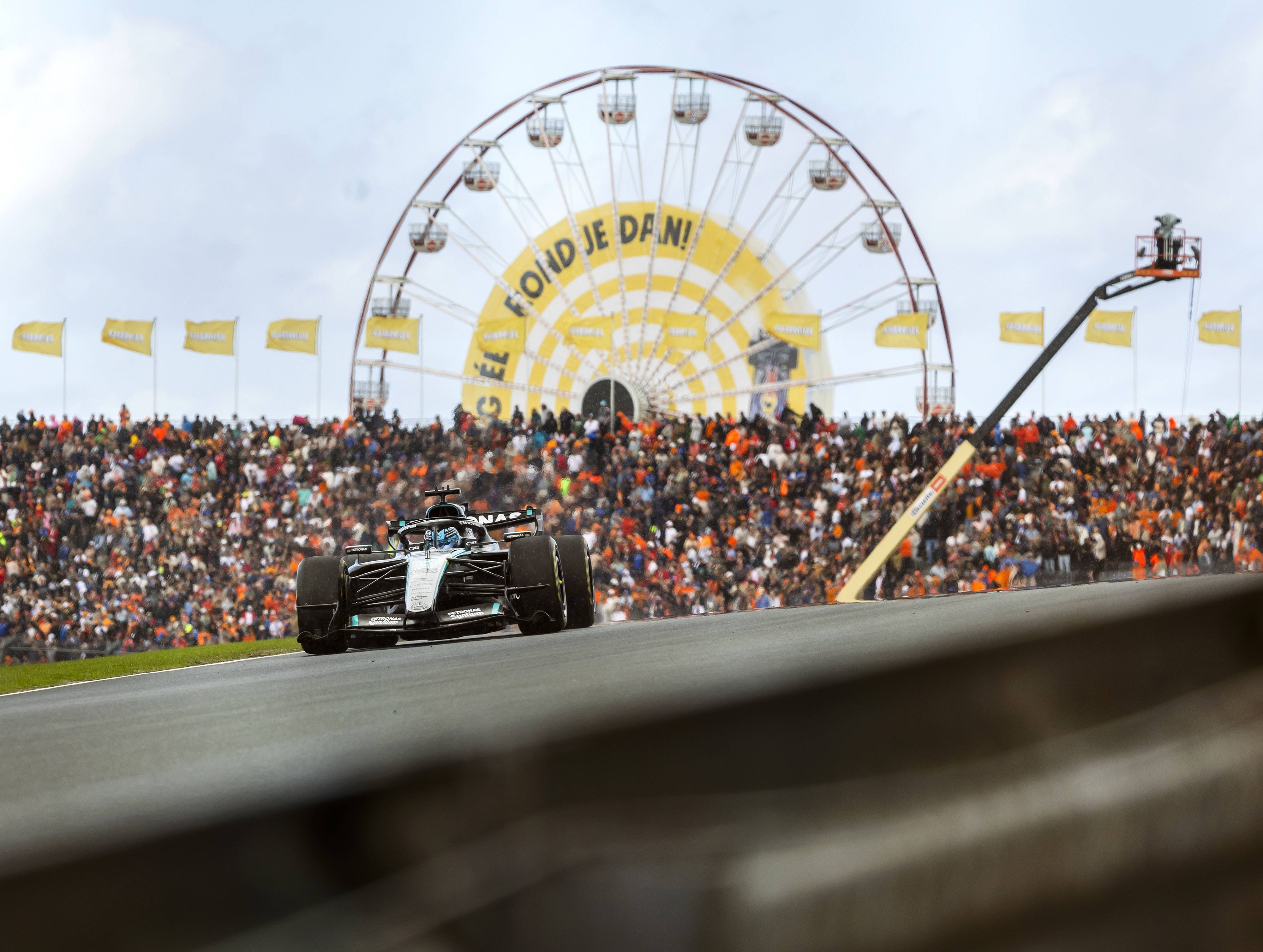 George Russell in seinem Mercedes auf dem Kurs in Zandvoort.