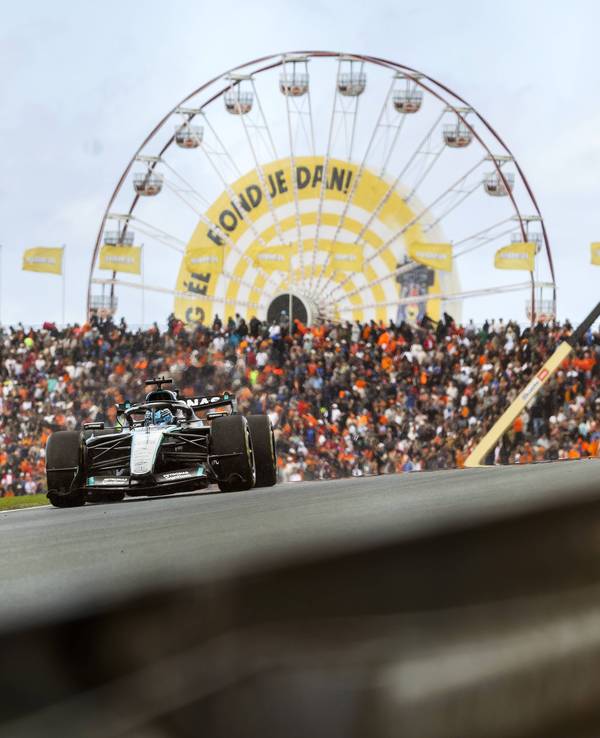 George Russell in seinem Mercedes auf dem Kurs in Zandvoort.